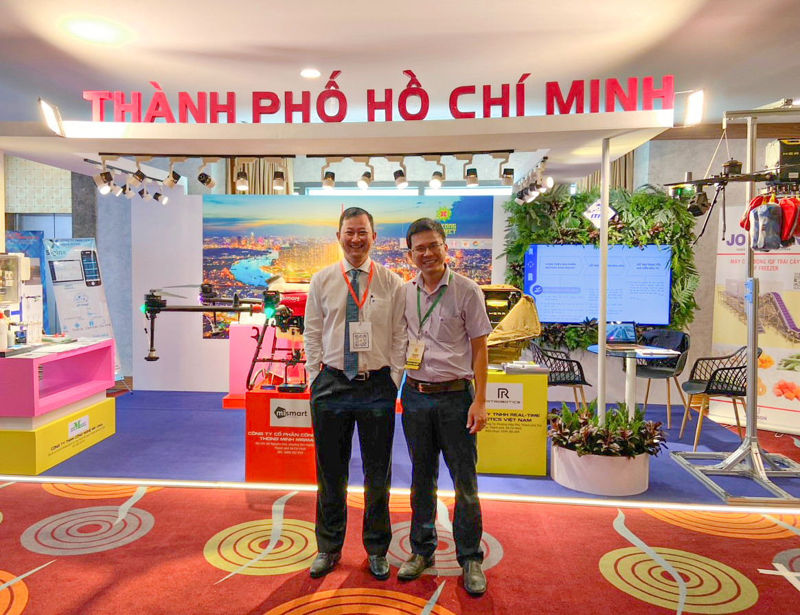 dai-dien-Ovovita-food-tech-2022-chup-anh-cung-doi-tac